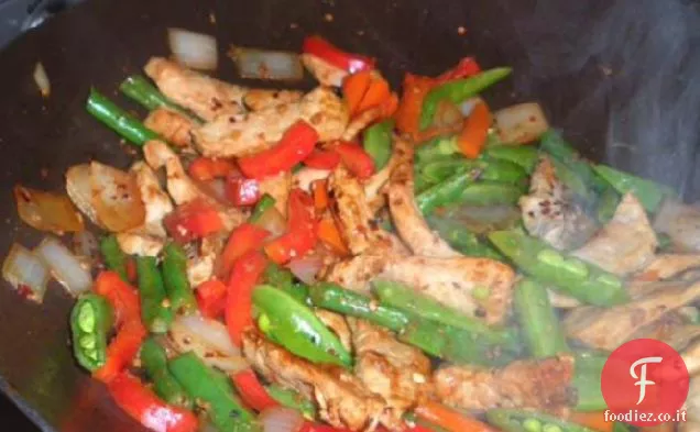 Carne di maiale e fagiolini soffriggere con arachidi