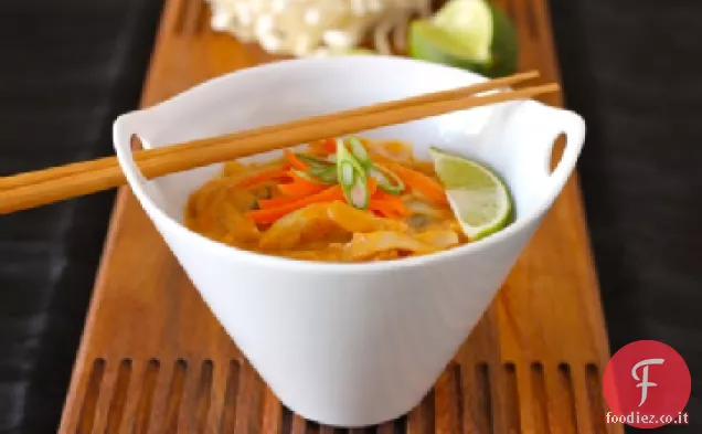 Curry rosso, latte di cocco e riso Noodle Thai zuppa