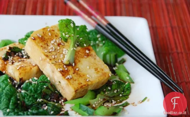 Tofu alla griglia e verdure asiatiche saltate