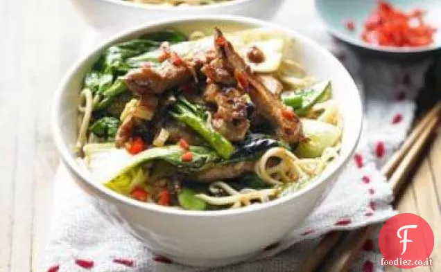 Soffriggere la carne di maiale con lo zenzero