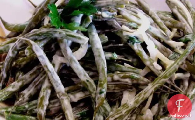 Insalata di fagioli verdi con un condimento cremoso di dragoncello