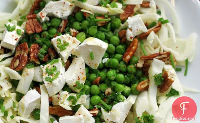 Cavolo bianco, piselli e formaggio di capra