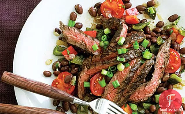 Ancho-Bistecca gonna marinata con insalata di fagioli neri caldi