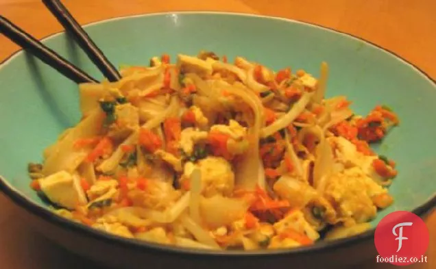 Tagliatelle colorate in stile tailandese