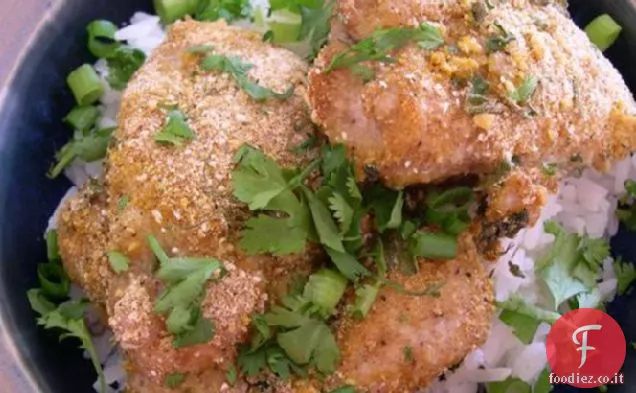 Pollo al curry tailandese speziato incrostato di arachidi