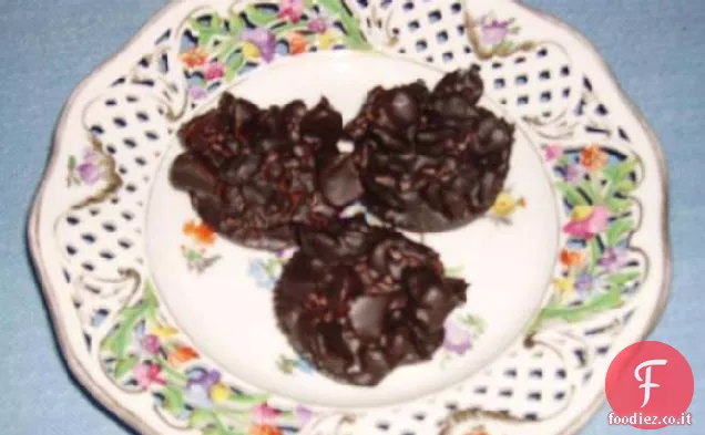 Blocchi di cioccolato con frutta e noci
