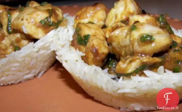 Pollo al curry in casse di riso croccante