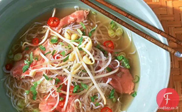Pho (zuppa di manzo e noodle vietnamita)