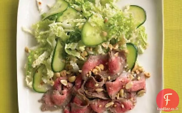 Insalata di bistecca asiatica con cetriolo e cavolo Napa