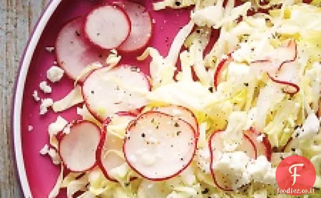Insalata di cavolo e ravanello tagliuzzato