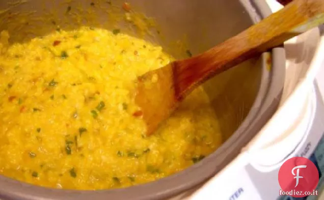 Risotto Chipotle arancione in fornello di riso o piano cottura