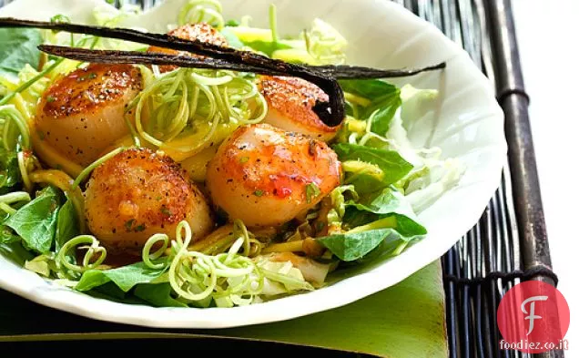 Insalata di capesante con salsa di peperoncino dolce alla vaniglia