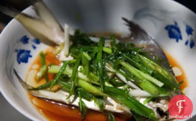 Pesce al vapore cinese con scalogno
