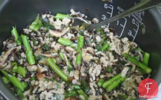 Riso selvatico saltato in padella con asparagi e funghi