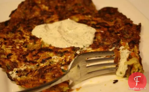 Pancake di carote e cavoli con panna acida alle erbe