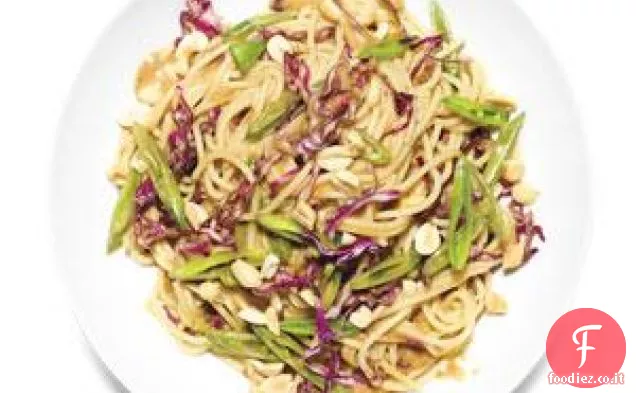 Tagliatelle di arachidi con piselli a scatto e cavolo