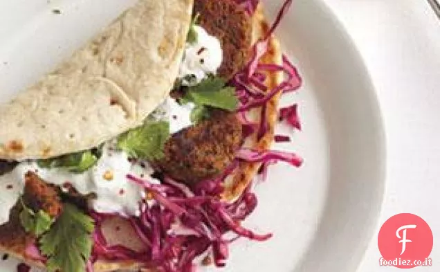 Frittella di lenticchie Pitas con cavolo rosso Slaw