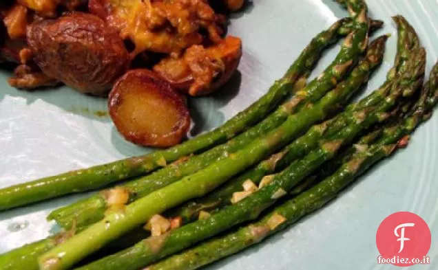 Asparagi al forno con scorza d'arancia e aglio