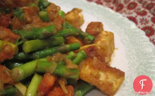 Asparagi saltati con Tofu al curry e pomodori