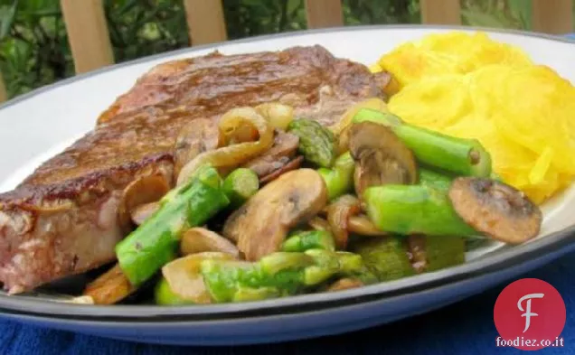 Asparagi arrostiti, cipolle e funghi