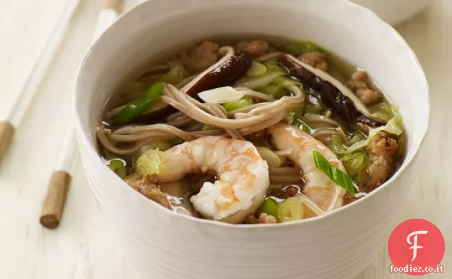 Soba caldo con carne di maiale, gamberetti e cavolo