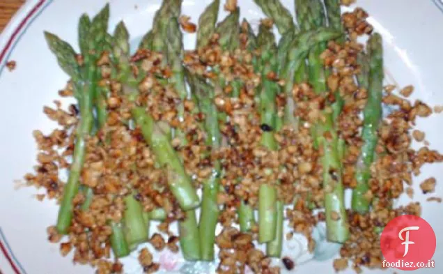 Asparagi al vapore con noci e salsa di burro rosolato