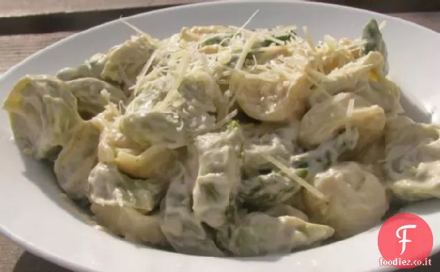 Tortellini al formaggio cremoso dell'agente immobiliare con Asparagi