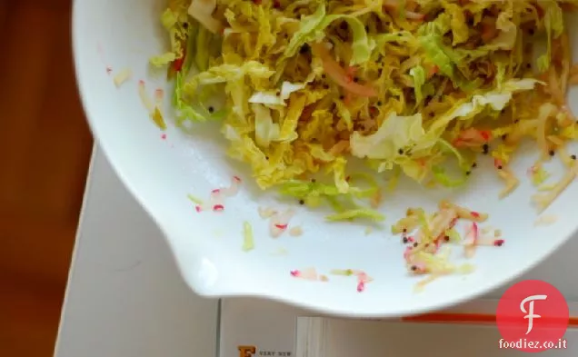 Cavolo Verza Slaw con salsa di mele Vinaigrette e semi di Senape