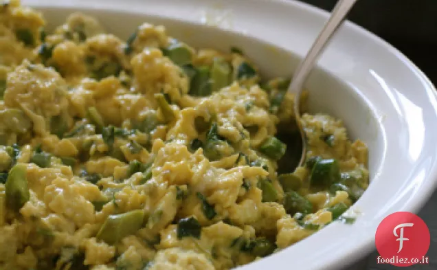 Uova strapazzate con punte di granchio e asparagi