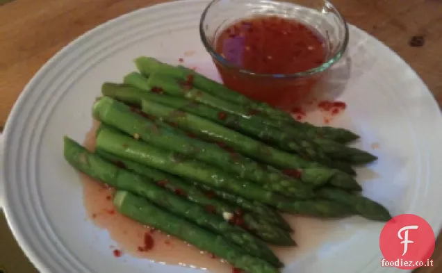 Asparagi con salsa di immersione tailandese
