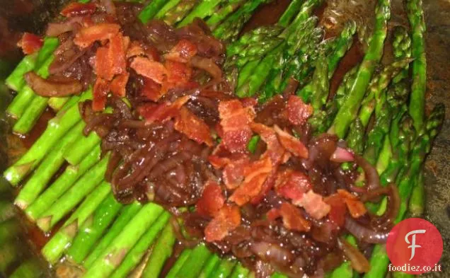 Asparagi arrostiti in padella con cipolla rossa e pancetta