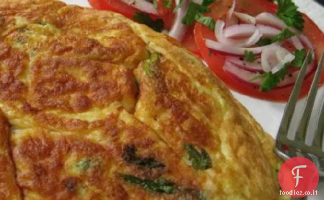 Asparagi e Fontina Frittata con Pomodoro a fette e Cipolla rossa