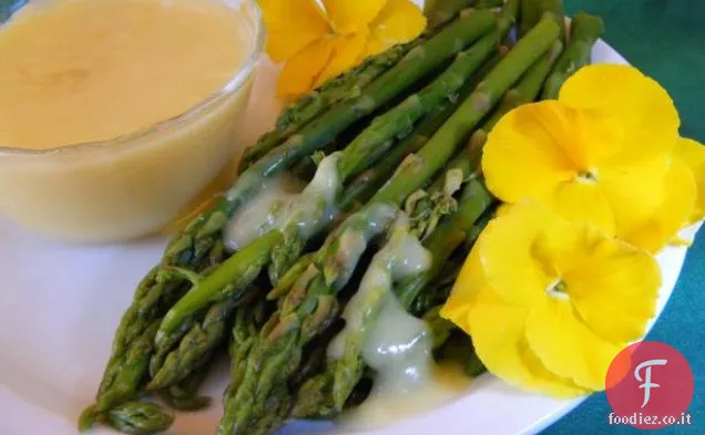 Asperge Violette: Asparagi viola con salsa olandese