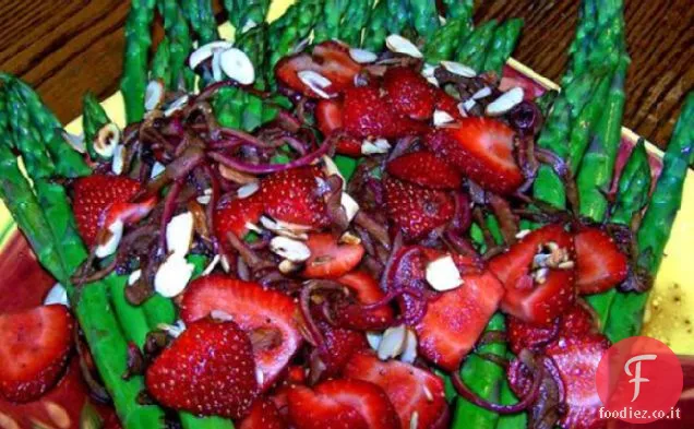 Asparagi primaverili e insalata di fragole con un filo di caramello