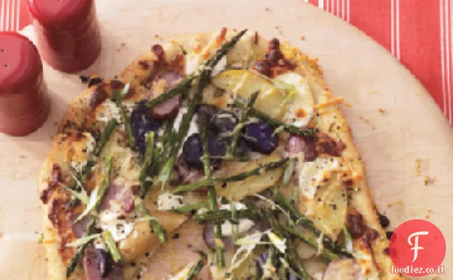 Asparagi, patate Fingerling e pizza al formaggio di capra
