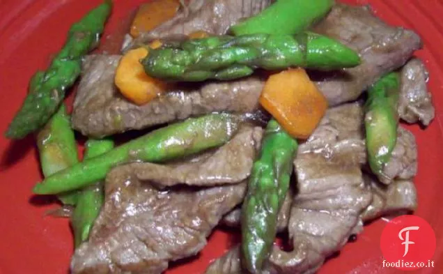 Manzo con asparagi freschi