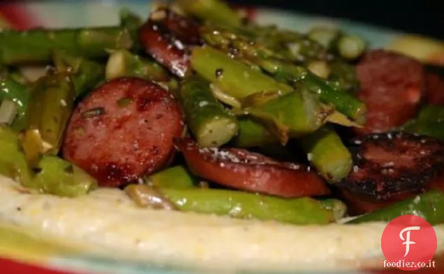 Salsiccia di pollo e asparagi sulla polenta