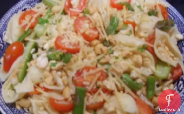 Insalata di pasta, asparagi e pomodori marinati