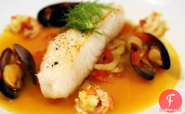 Francese in un lampo: spigola cilena con brodo di Bouillabaisse