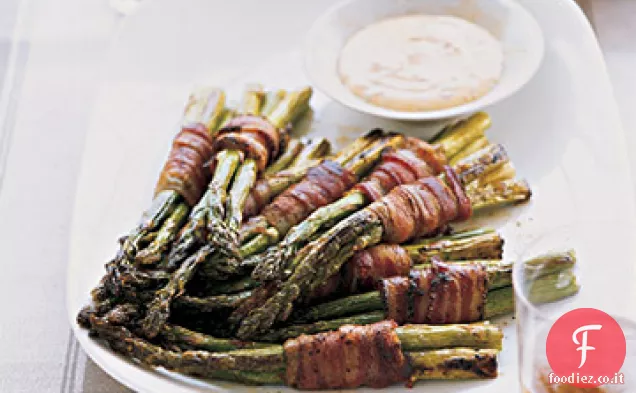 Fagottini di asparagi avvolti con pancetta e salsa piccante