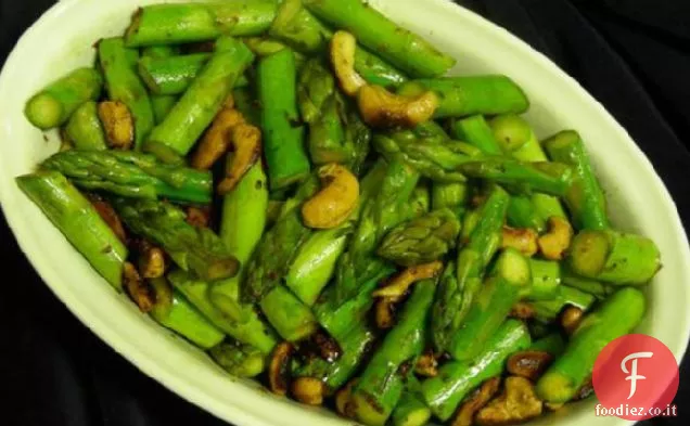 Asparagi e anacardi Soffriggere