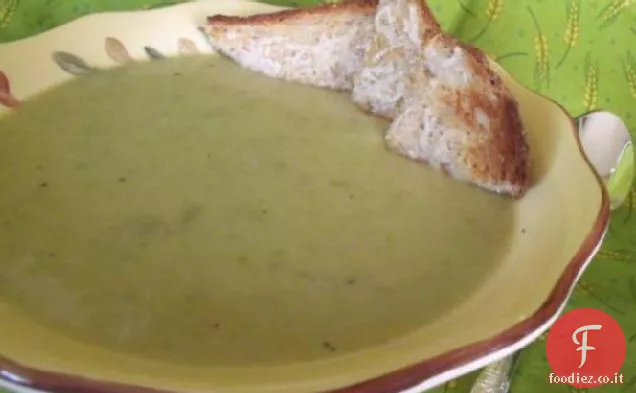 Zuppa cremosa di asparagi, porri e patate