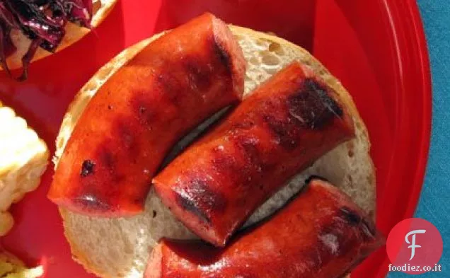 Panini alla salsiccia alla griglia con cavolo rosso in salamoia