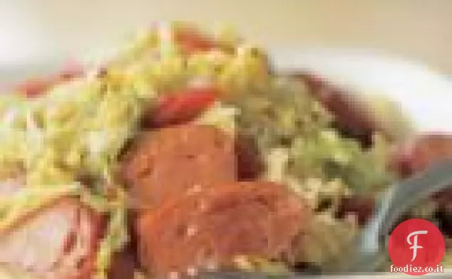 Salsicce con insalata di cavolo caldo