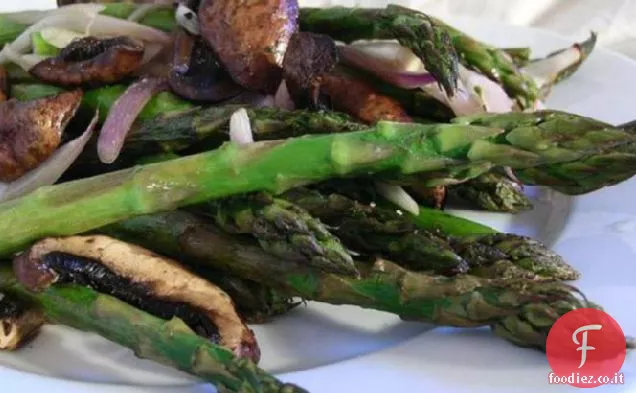 Asparagi arrostiti, funghi e cipolle