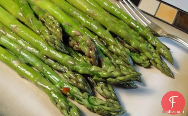 Asparagi di Julia Child Bolliti in cipolle, aglio e limone