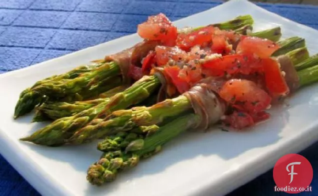 Fagottini di prosciutto di asparagi con condimento al pomodoro