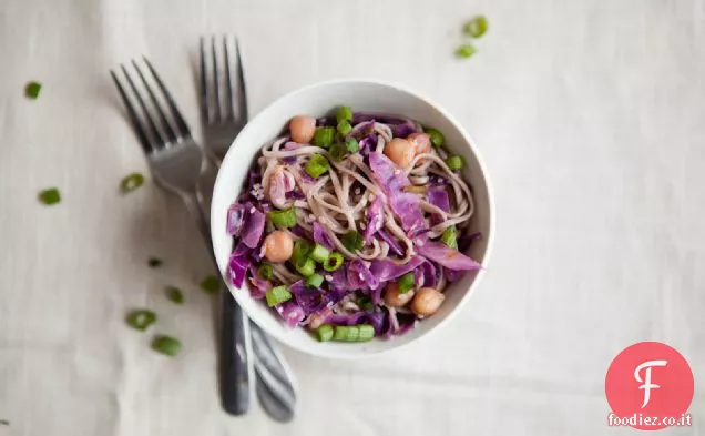 Ceci all'arancia di sesamo, cavoli e tagliatelle di Soba