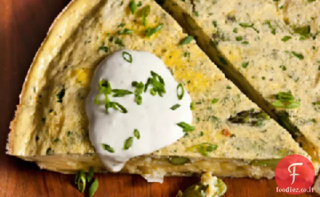 Frittata di asparagi con panna acida al rafano