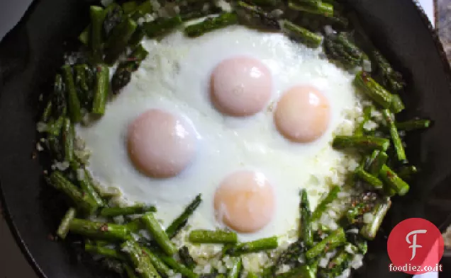 Asparagi di mezzanotte con uova cremose